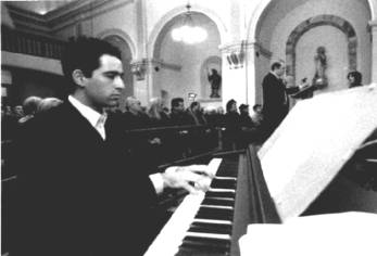 David tocant el piano